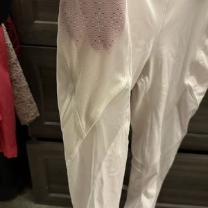 White Lululemon  Run Smoothly Crop 23’ …. With mesh pockets. New with tags